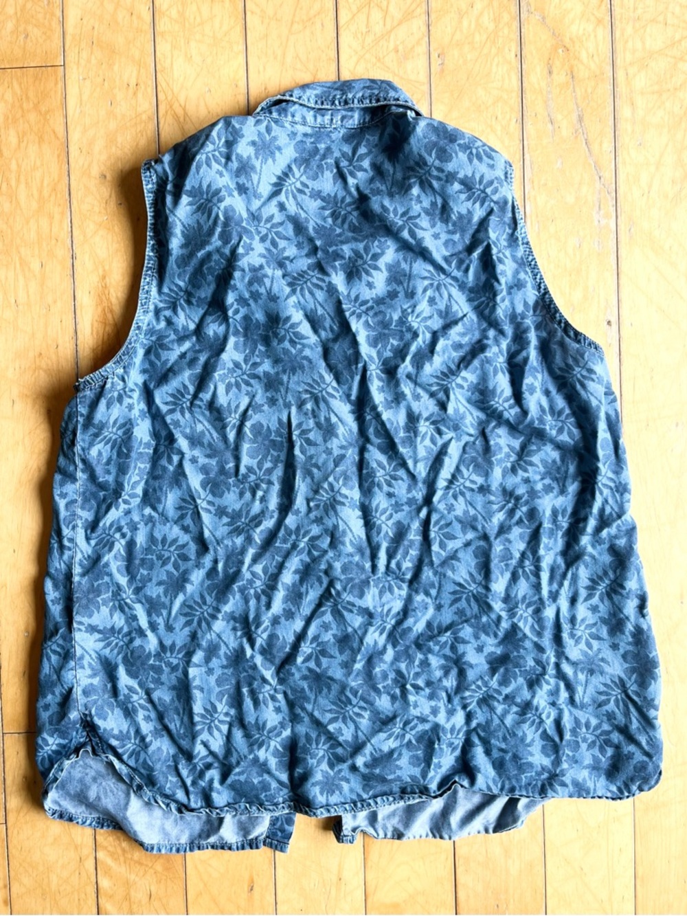 Buffalo David Bitton Sleeveless Floral Denim Shirt Size Large - Picture 4 of 5